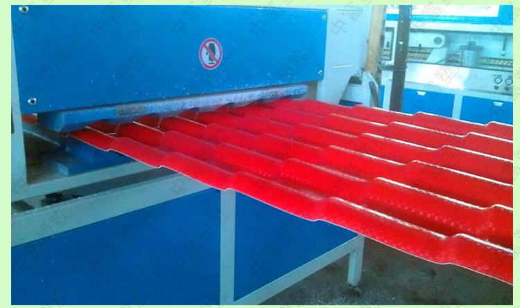 合成樹(shù)脂瓦生產(chǎn)車間展示